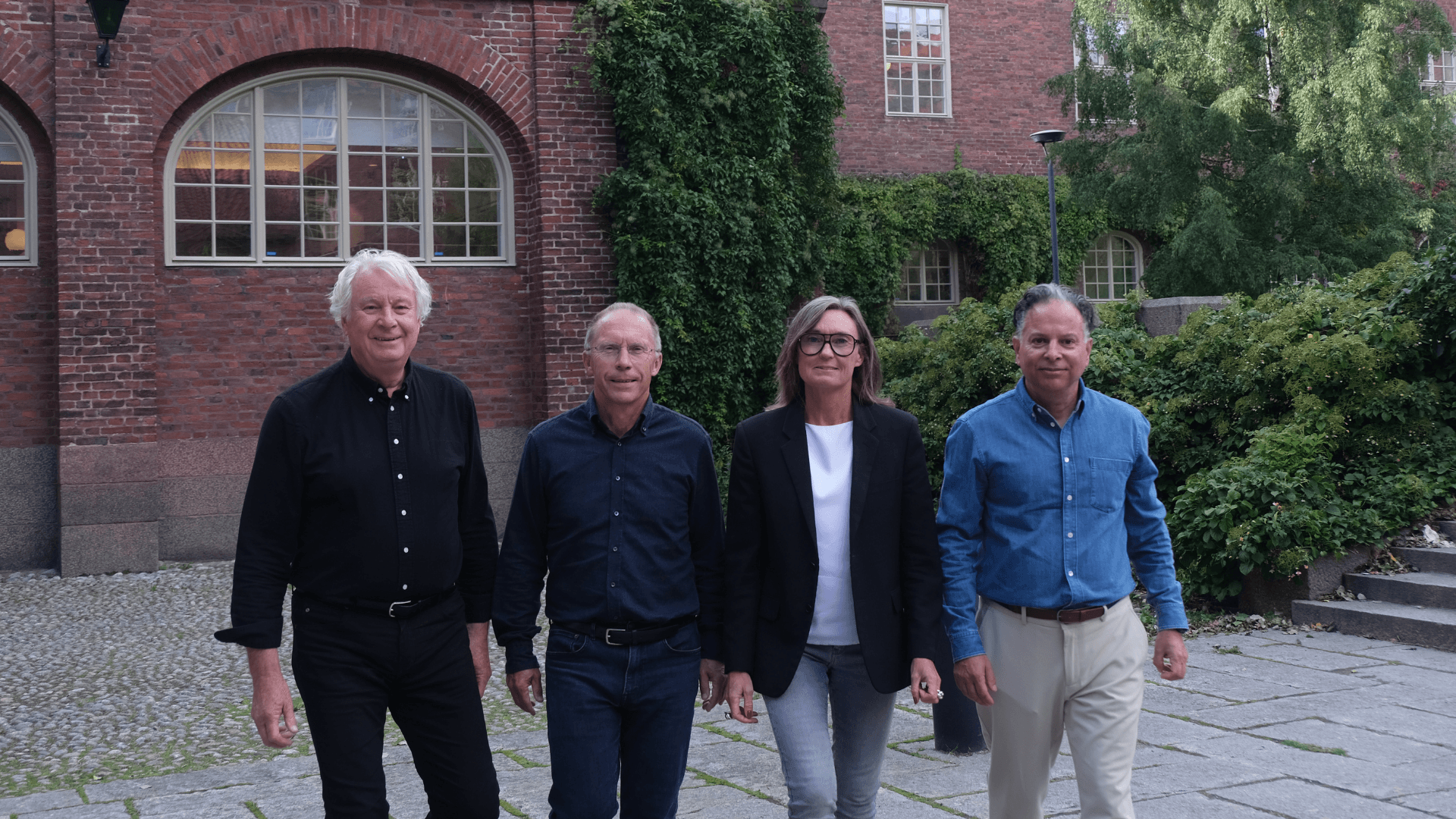 NOVÄNTAS medarbetare Ulf, Lars, Anna-Lena och Rodrigo står kommer gående i en tege